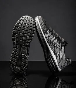 Dettaglio di scarpe da corsa in fly-knit traspirante con suole a cuscinetto d'aria antiscivolo