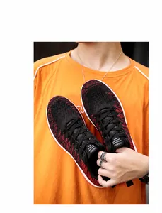 Dettaglio della tomaia in tessuto traspirante rosso e nero delle scarpe da corsa