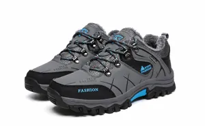 Detalle de zapatos de montaña gris humo con forro polar cálido y suela de goma resistente