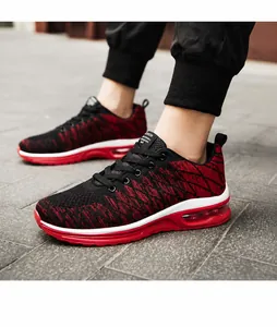 Vista laterale di scarpe da corsa in maglia rossa e nera con cuscinetto d'aria visibile