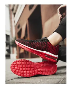 Dettaglio della suola antiscivolo e del cuscinetto d'aria delle scarpe da corsa traspiranti