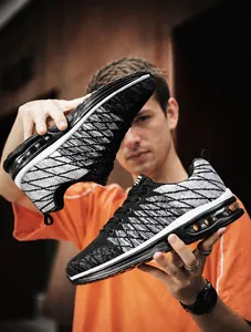 Dettaglio delle sneakers in maglia traspirante con suola a cuscinetto d'aria e motivi geometrici