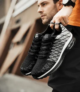 Dettaglio macro della tomaia in maglia traspirante e cuscinetto d'aria delle scarpe sport