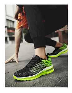 Dettaglio della maglia flyknit traspirante e suola ammortizzata su scarpe nero e verde