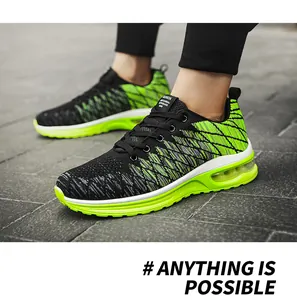 Dettaglio di sneaker in maglia nero e verde neon con suola a cuscinetto d'aria a terra