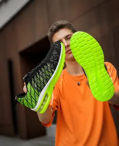 Dettaglio scarpe da corsa con ammortizzazione ad aria e suola antiscivolo verde neon