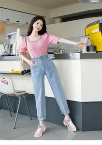 Sneaker rosa con zeppa abbinate a jeans azzurri a vita alta per un look estivo