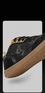 Macro della suola in gomma antiscivolo e del tessuto nero di queste scarpe da ginnastica