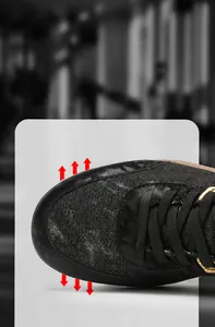 Dettaglio della punta larga sulle scarpe da fitness nere con occhielli dorati