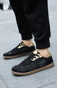 Dettaglio di scarpe fitness nere con accenti dorati e suola in gomma marrone