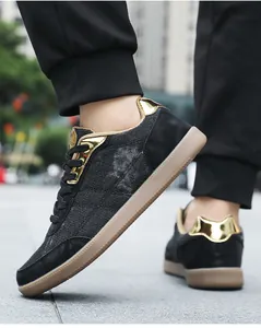 Scarpe da ginnastica da uomo in denim nero con finiture dorate e suola in gomma marrone