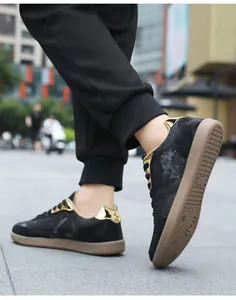 Dettaglio delle sneakers da allenamento nero e oro con suola in gomma marrone in strada