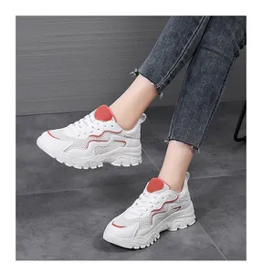 Dettaglio delle sneakers platform in mesh bianco traspirante con inserti arancioni