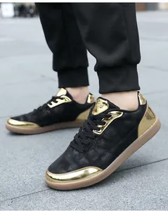 Dettaglio delle scarpe da fitness nere e oro con rifiniture metalliche lucide a specchio