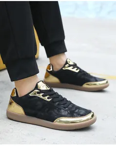 Dettaglio di sneaker in pelle scamosciata nera con tocchi dorati e suola gomma