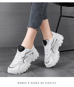 Dettaglio delle sneakers platform da donna con mesh traspirante e design a onde