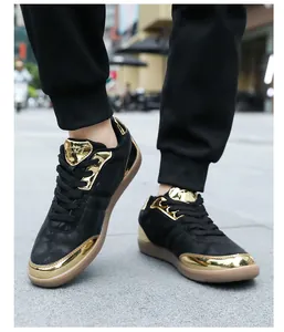 Dettaglio di sneakers in pelle scamosciata nera con finiture dorate e suola in gomma