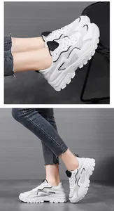 Dettaglio di sneaker chunky platform con mesh traspirante e linee di contorno nere