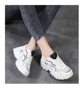 Dettaglio di sneaker bianche con plateau, mesh traspirante e suole antiscivolo