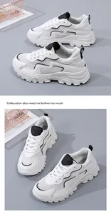 Dettaglio di sneaker bianche con zeppa con mesh traspirante e suola spessa in gomma