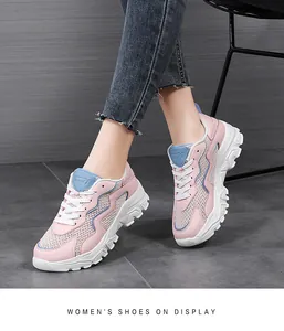 Sneakers chunky da donna in mesh rosa con suola platform bianca vista sul piede