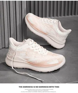 Detail van de roze ademende gebreide hardloopschoenen met dikke gedempte zool