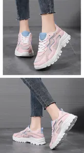 Dettagli di sneaker con zeppa rosa e bianche con design della tomaia in mesh traspirante