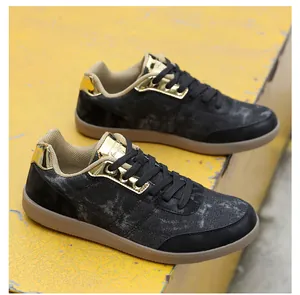 Dettaglio scarpe fitness nere con accenti dorati su gradini gialli vivaci