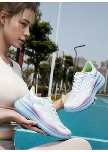 Detailopname van ademende mesh hardloopschoenen met demping en het Sport-opschrift