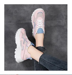 Vista indossata di sneakers platform rosa e bianche con mesh traspirante su piastrelle