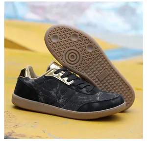 Dettaglio della suola in gomma con motivo di trazione su sneakers da allenamento in denim