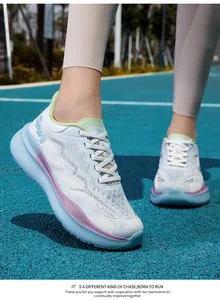 Detailopname van ademende hardloopschoenen voor dames met blauwe en paarse strepen