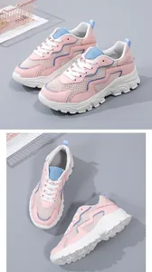 Dettaglio delle sneakers platform rosa e blu con inserti in mesh traspirante
