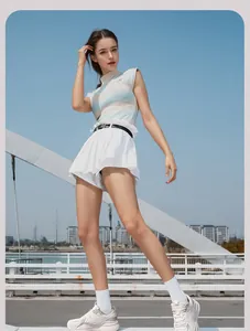 Outdoor straatfoto van een dames golfoutfit met plooirok en een gradiënt topje