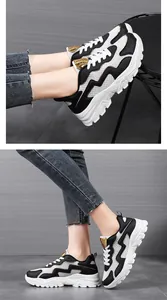 Dettaglio di sneakers platform con pannelli in mesh traspirante e decoro sulla linguetta