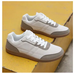 Dettaglio delle cuciture su sneakers casual basse beige con suola in gomma marrone