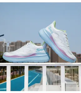 Detail van witte mesh hardloopschoenen met blauwe dikke zolen en kleurrijke accenten