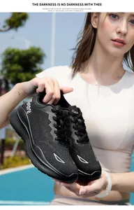 Detail van zwarte mesh hardloopschoenen met ademende stof en wit Sport-merklogo erop
