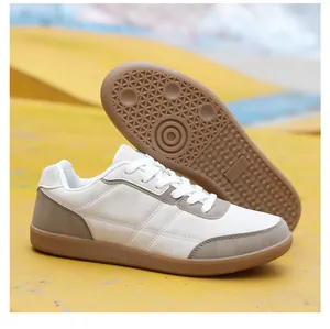 Dettaglio della suola in gomma antiscivolo e tomaia in pelle delle scarpe da ginnastica