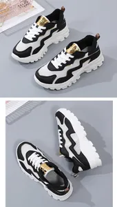 Dettagli di sneakers con plateau in mesh bianco e accenti dorati con motivo a onde