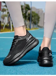 Macro detail van ademende mesh sneakers op de baan met witte Sport-belettering
