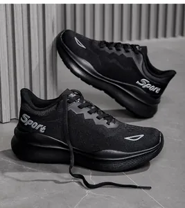 Detailweergave van zwarte ademende mesh hardloopschoenen met sporttekst en dikke zolen