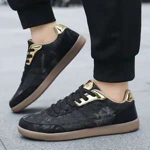 Sneakers alla moda nero e oro da uomo con texture denim e suola in gomma naturale