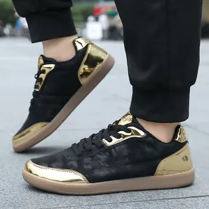 Scarpe da ginnastica alla moda nero e oro per coppie con suola in gomma ambrata