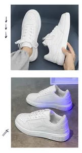 Λεπτομέρεια από λευκά sneakers πλατφόρμα με τρύπες αερισμού και οδοντωτή σόλα