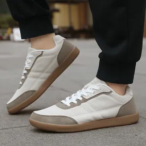 Sneaker classiche retrò in pelle bianco sporco con suola in gomma marrone per uomini