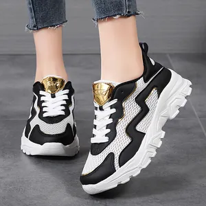 Sneakers chunky da donna con plateau in bianco e nero e dettagli dorati traspiranti