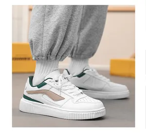 Λεπτομέρεια από λευκά χαμηλά sneakers πλατφόρμα με πράσινες πινελιές και τρύπες