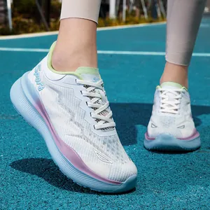 Ademende mesh hardloopschoenen voor dames met blauw-paars verloop op de atletiekbaan