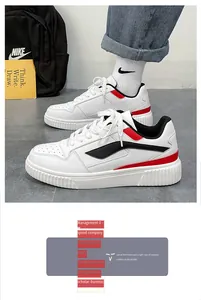 Λεπτομέρεια από λευκά casual sneakers με κόκκινες και μαύρες ρίγες και διαπνέον μπροστινό μέρος